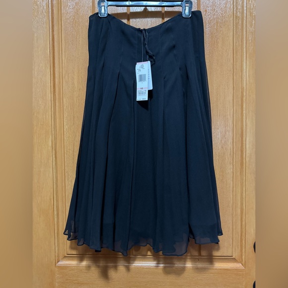 Jones New York Dresses & Skirts - Jones, New York collection black 100% silk skirt size 10 zipper W 16 length 28